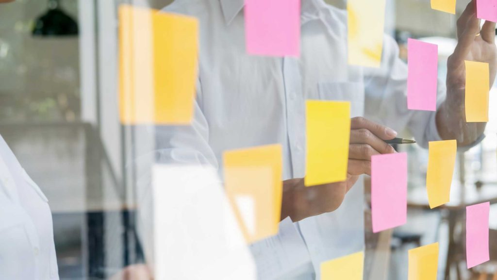 Unternehmensführung, Post its werden sortiert