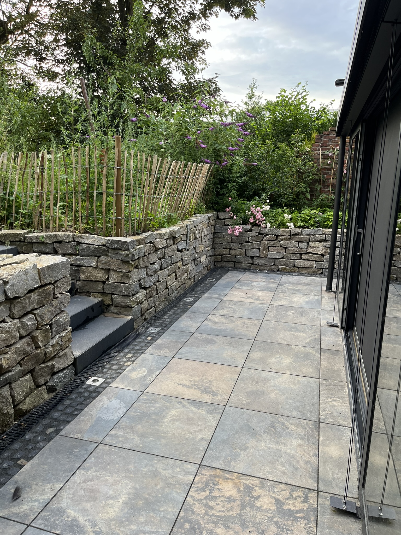 Outdoorgestaltung, Terrasse und Sandsteinmauern