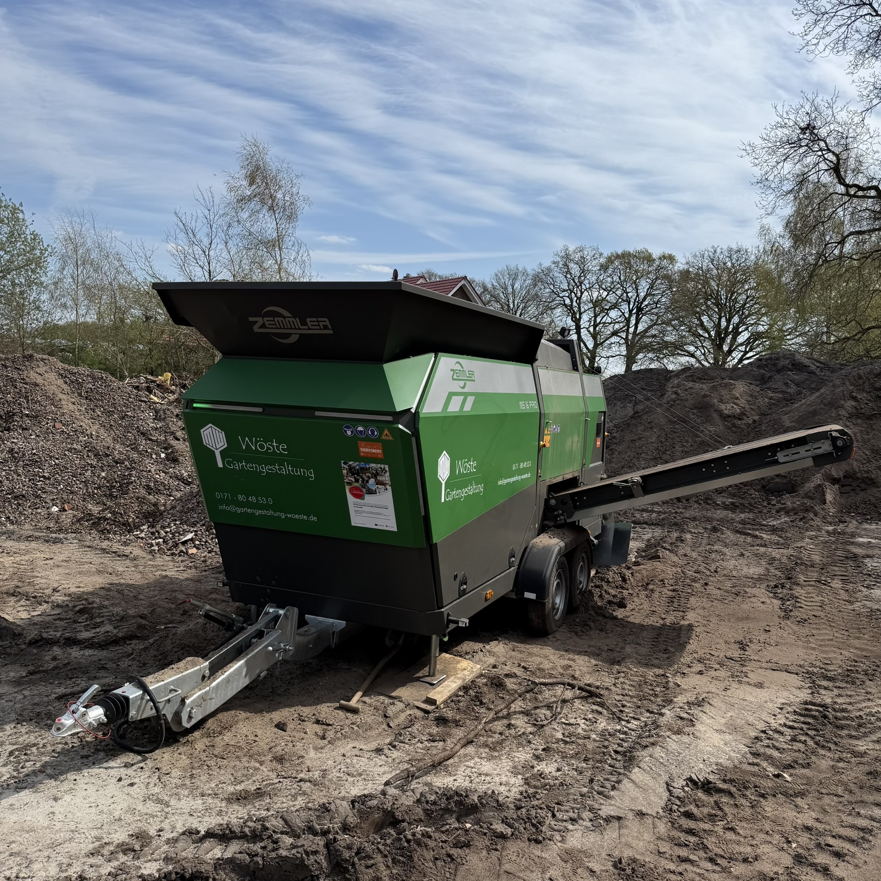 Arbeitsgerät von Wöste auf einer Baustelle.