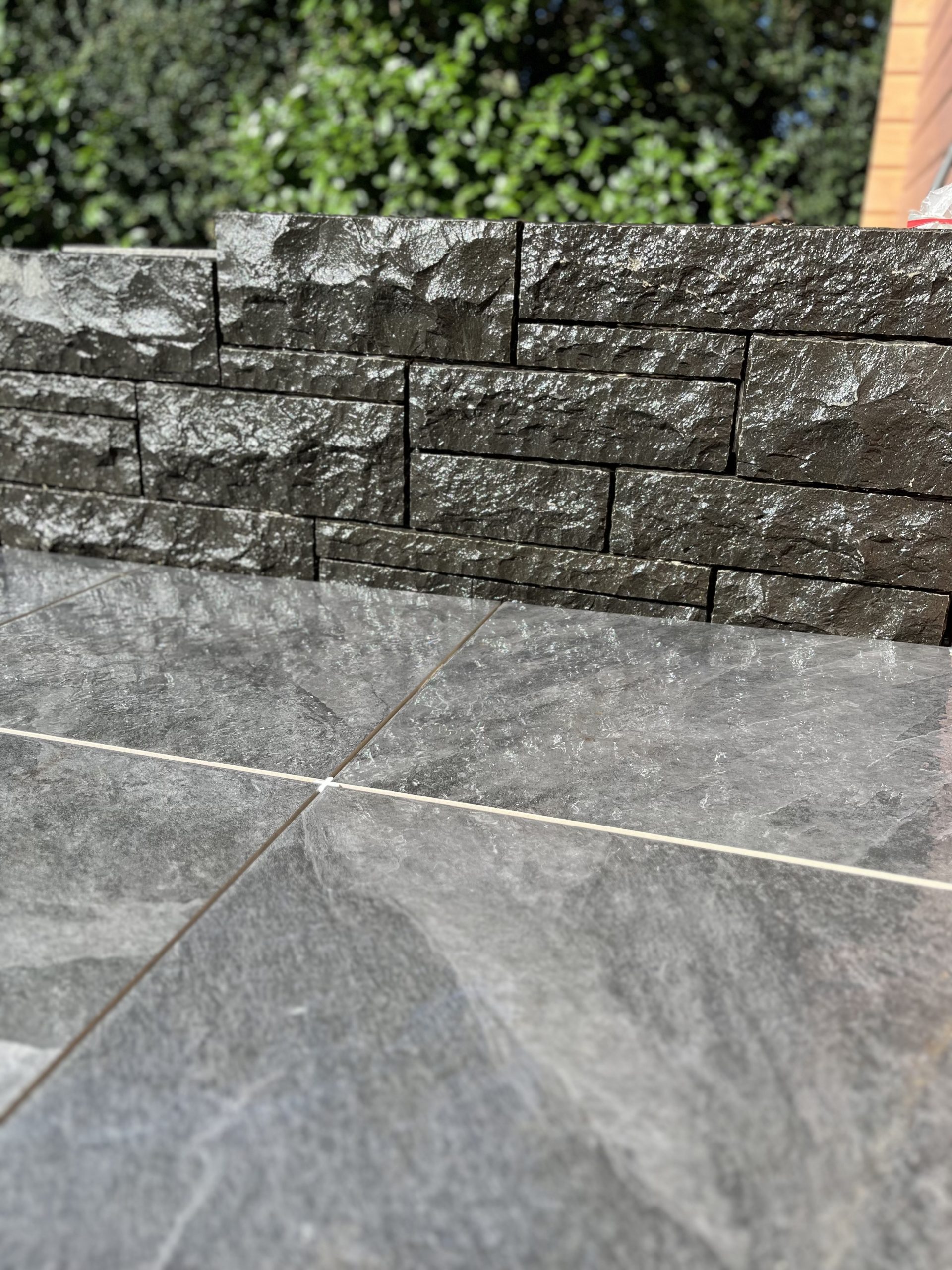 Nahaufnahme einer abschüssigen Terrasse mit Naturstein.