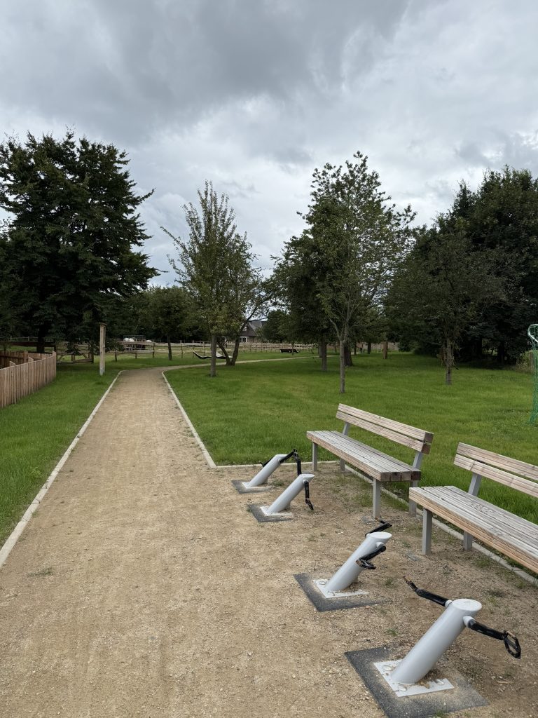 Außenanlage mit Spazierweg und Bänken mit der Möglichkeit für Outdoor-Fitness.