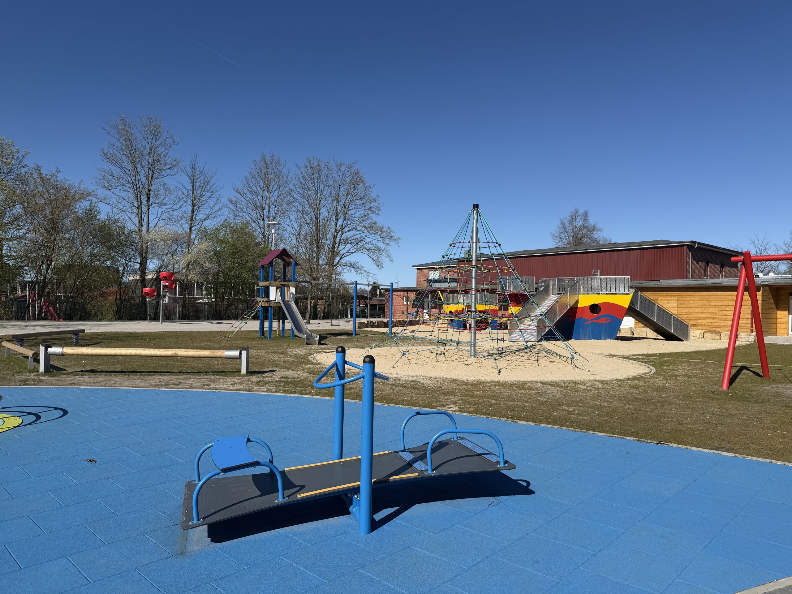 Außenanlage einer Schule mit Spielplatz.