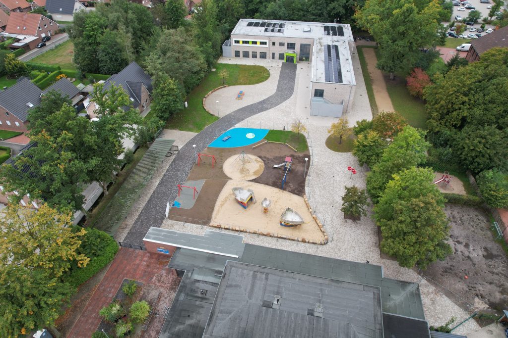 Luftaufnahme einer Schule mit Außenbereich.