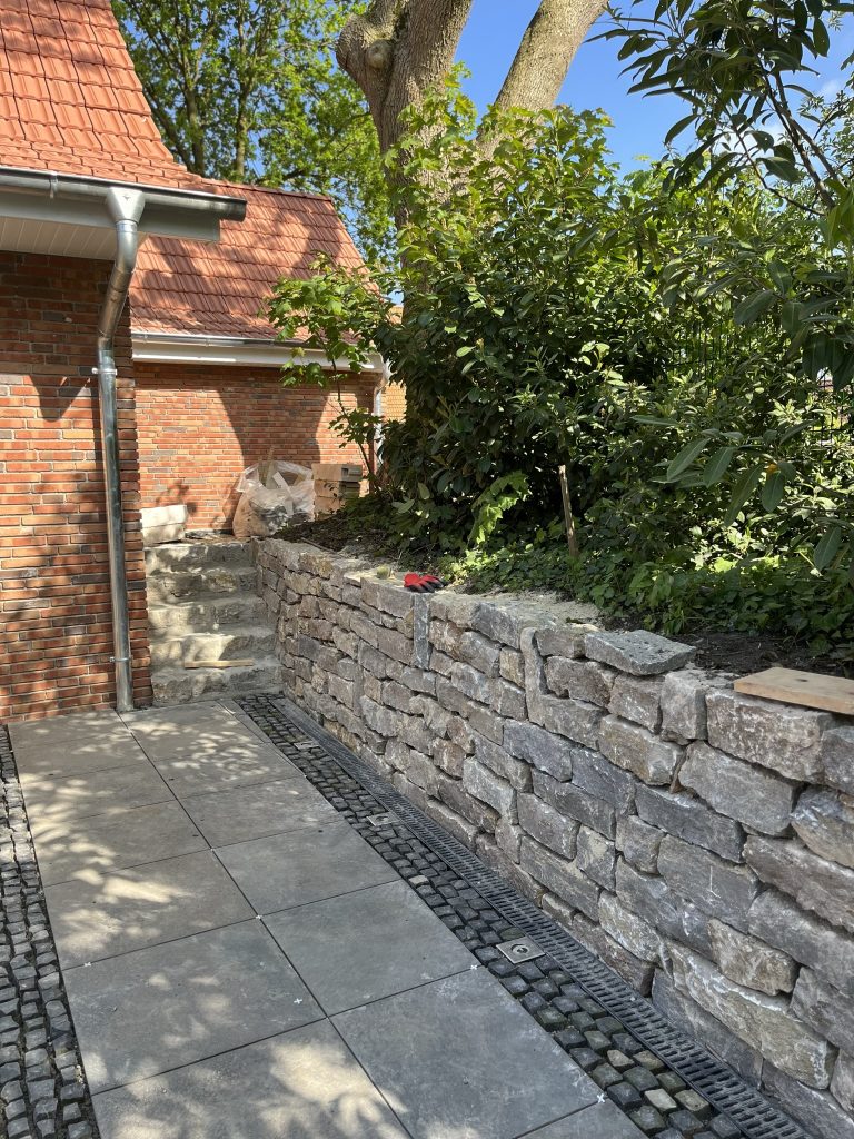 Terasse mit Natursteinmauer