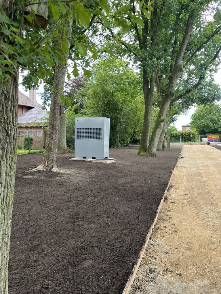 Vorbereitung einer Außenanlage mit Erd- und Sandbereichen.