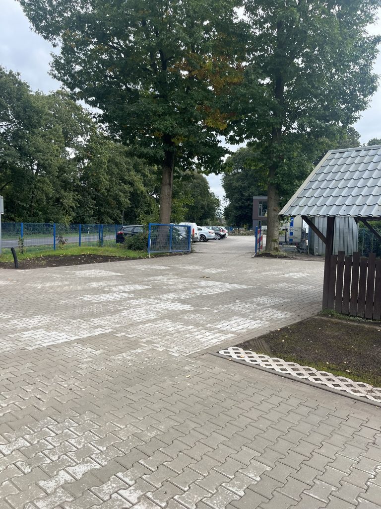 Fertig gepflasterte Einfahrt für ein Gewerbe.