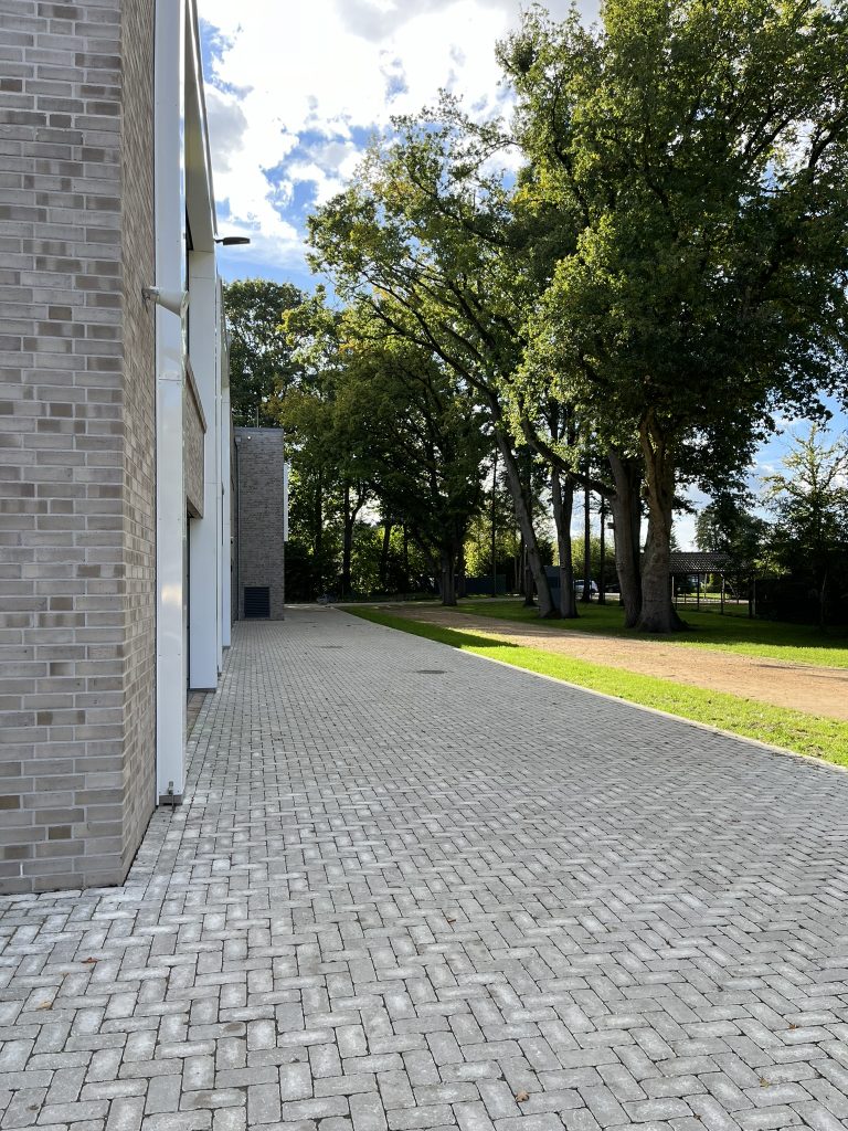 Pflasterung der Außenanlage einer Schule/Schulplatz.