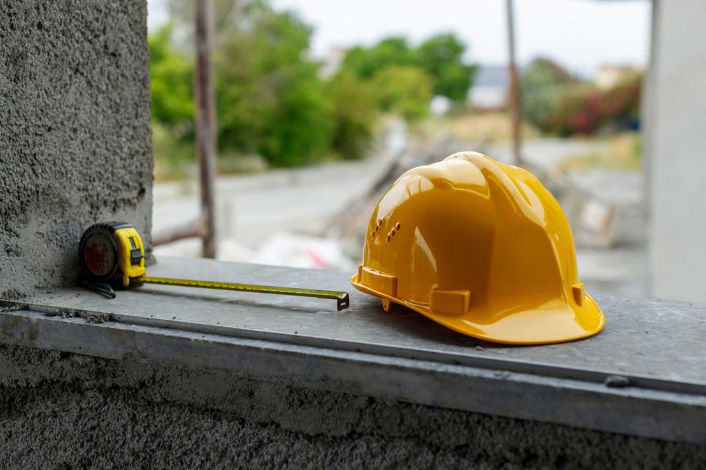 Helm und Maßband in der Nahaufnahme